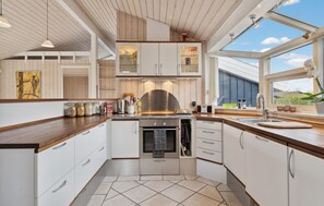 Kjøleskap, ovn, kokeplater og oppvaskmaskin