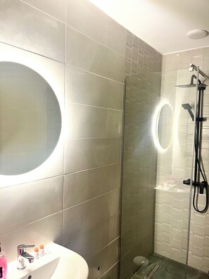 Shower, bidet, towels, soap - Magnifique Appartement vue sur mer (Tanger)
