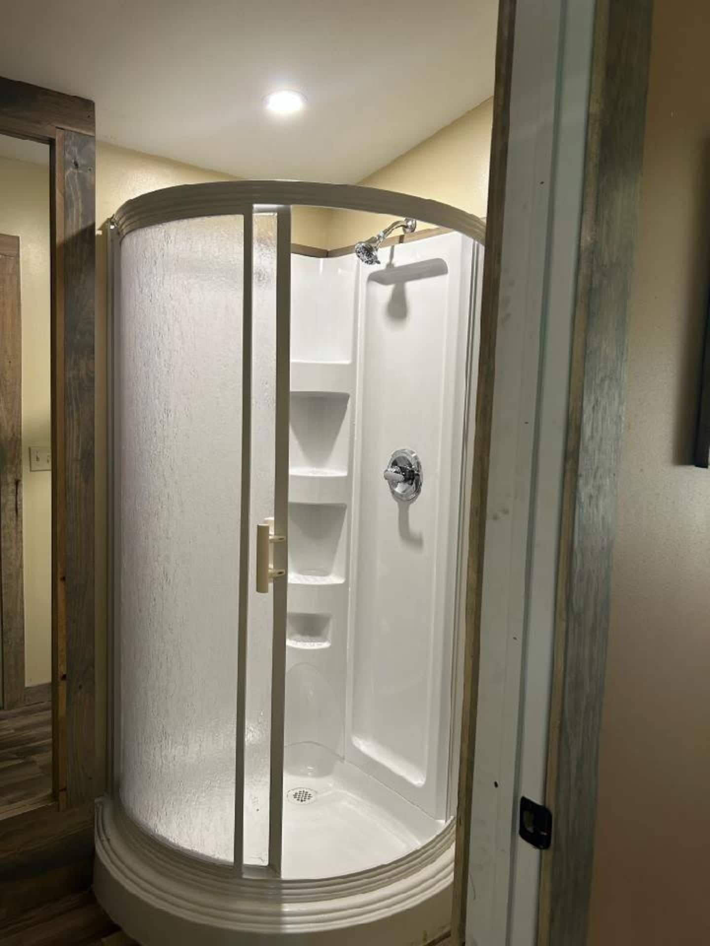 Dusj, håndklær og toalettpapir