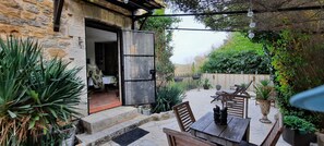Outdoor dining - Villa 'Maison Du Train' with Mountain View, Wi-Fi and Air Conditioning (Lorgues)