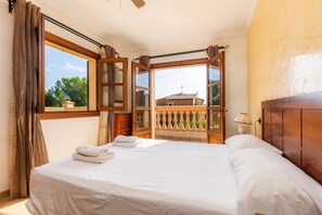 8 bedrooms, iron/ironing board, WiFi, bed sheets