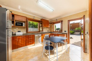 Fridge, microwave, oven, stovetop - Villa Can Tosam Meiga with Wi-Fi, Pool, Terraces & Balcony (Cales de Mallorca)