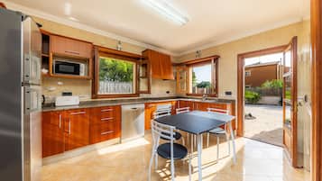 Køleskab, mikrobølgeovn, ovn, kogeplade