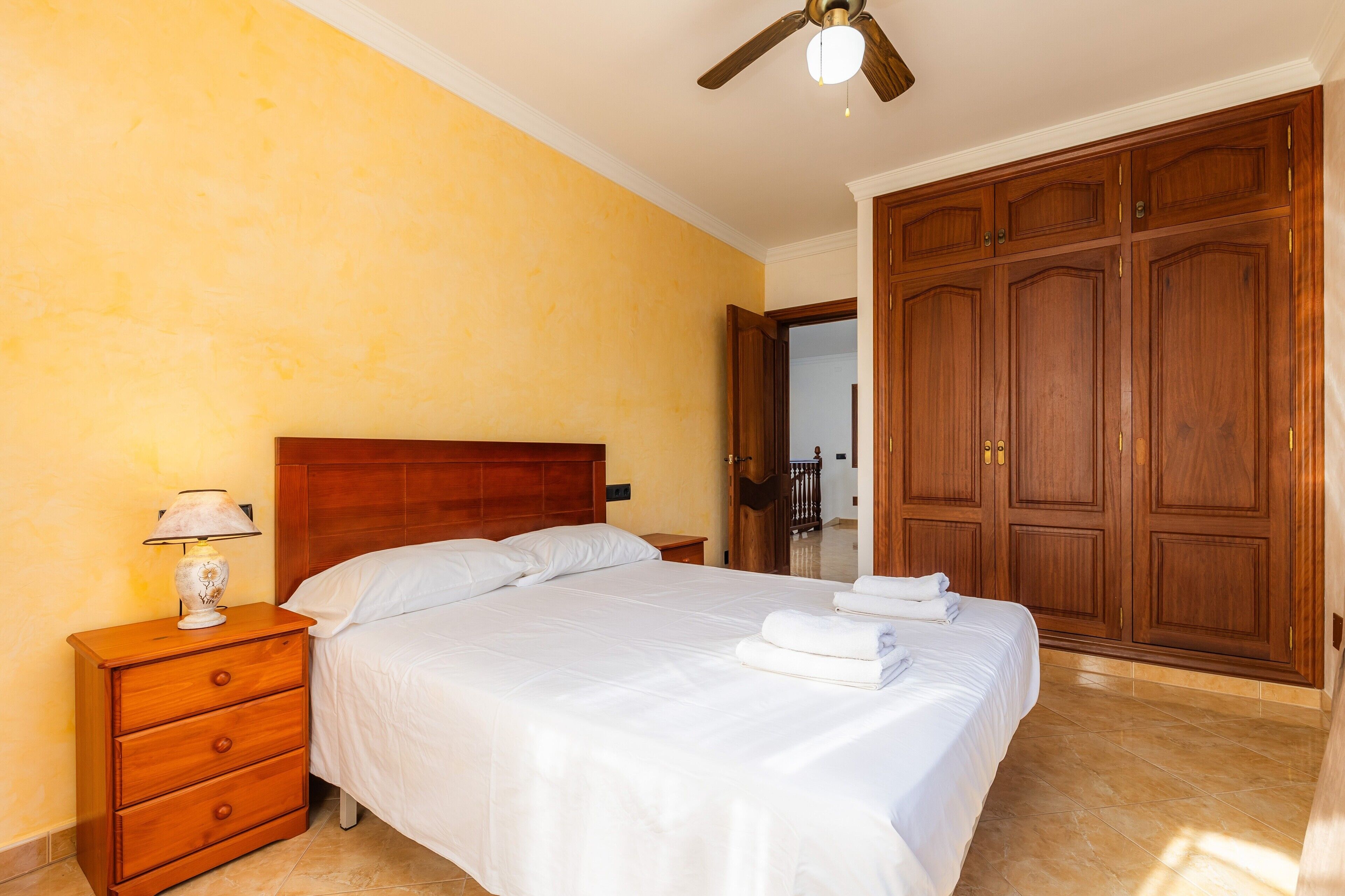 8 dormitorios, tabla de planchar con plancha, wifi y ropa de cama