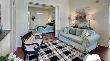 House, 2 Queen Beds, Balcony, Garden View | Living area | 40-inch TV with digital channels