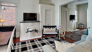 House, 2 Queen Beds, Balcony, Garden View | Living area | 40-inch TV with digital channels