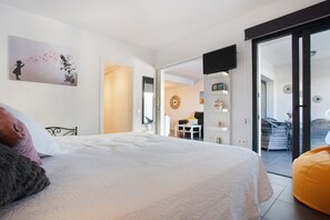 1 slaapkamer, een strijkplank/strijkijzer, gratis wifi, beddengoed