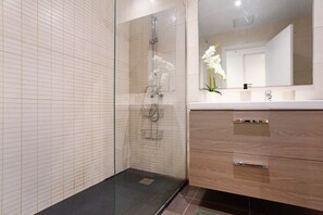 Chuveiro, secador de cabelo, toalhas de banho 