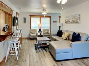 Ferienhaus, Mehrere Betten, Balkon | Wohnbereich | 40-Zoll-Fernseher mit Digitalempfang