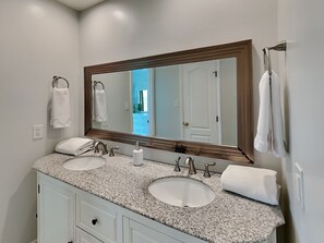 Casa, varias camas, bañera de hidromasaje, vistas al mar | Baño | Toallas y papel higiénico