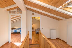 5 chambres, fer et planche à repasser, Wi-Fi gratuit, draps fournis