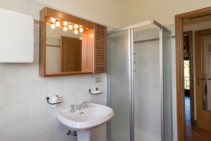 Ducha, secador de pelo, toallas
