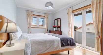 Vacation Home "Vivenda Sol E Mar" with 2 Private Terraces, 3 Balconies & Wi-Fi