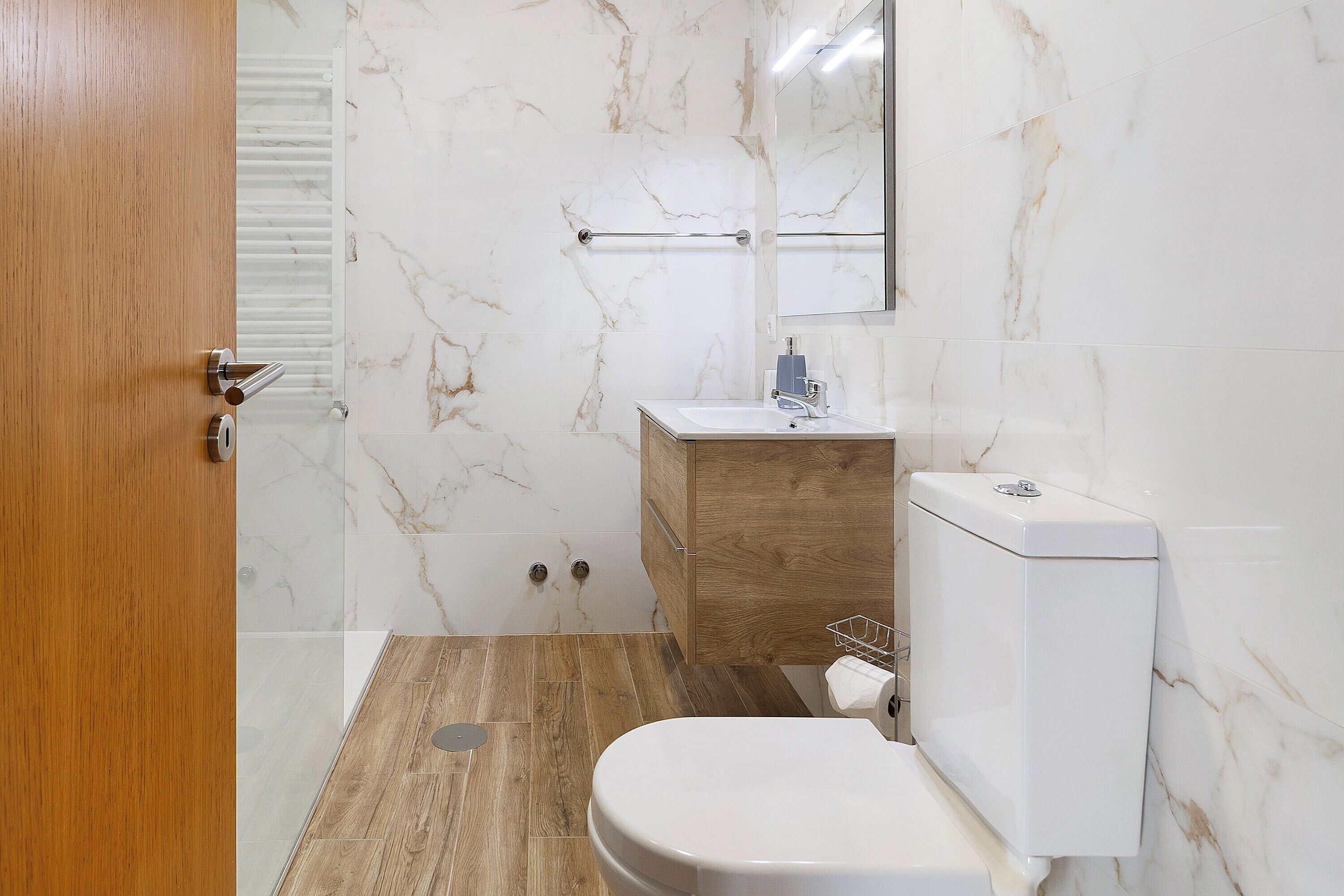 Een douche, een haardroger, handdoeken