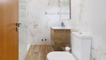 Een douche, een haardroger, handdoeken
