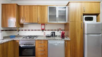 Réfrigérateur, micro-ondes, four, plaque de cuisson