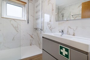 Dusche, Haartrockner, Handtücher