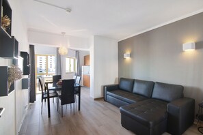 TV, ping pong - Apartment 'Apartamento Da Rocha I' with Shared Pool, Shared Terrace and Wi-Fi (Portimão)