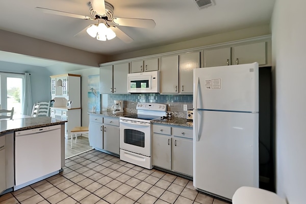 Casa, varias camas, patio | Cocina privada | Refrigerador, microondas, horno y parrilla de estufa