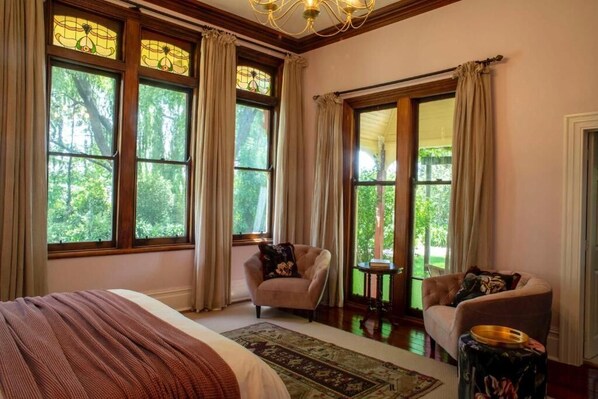 Habitación Premium | Caja de seguridad en la habitación y decoración personalizada 