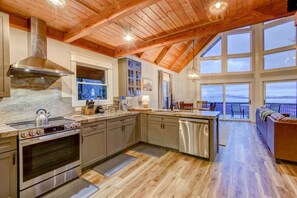 Fridge, microwave, oven, stovetop - Custom Mountain Cabin with Incredible Views (Banner Elk)
