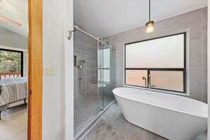 Shower, hair dryer, towels - Babbling Brook at Tahoe Donner - Luxury Lease, Wood Fireplace, Gym and Pool Access (Truckee)