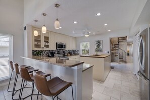 Kylskåp, mikrovågsugn, ugn och spishäll