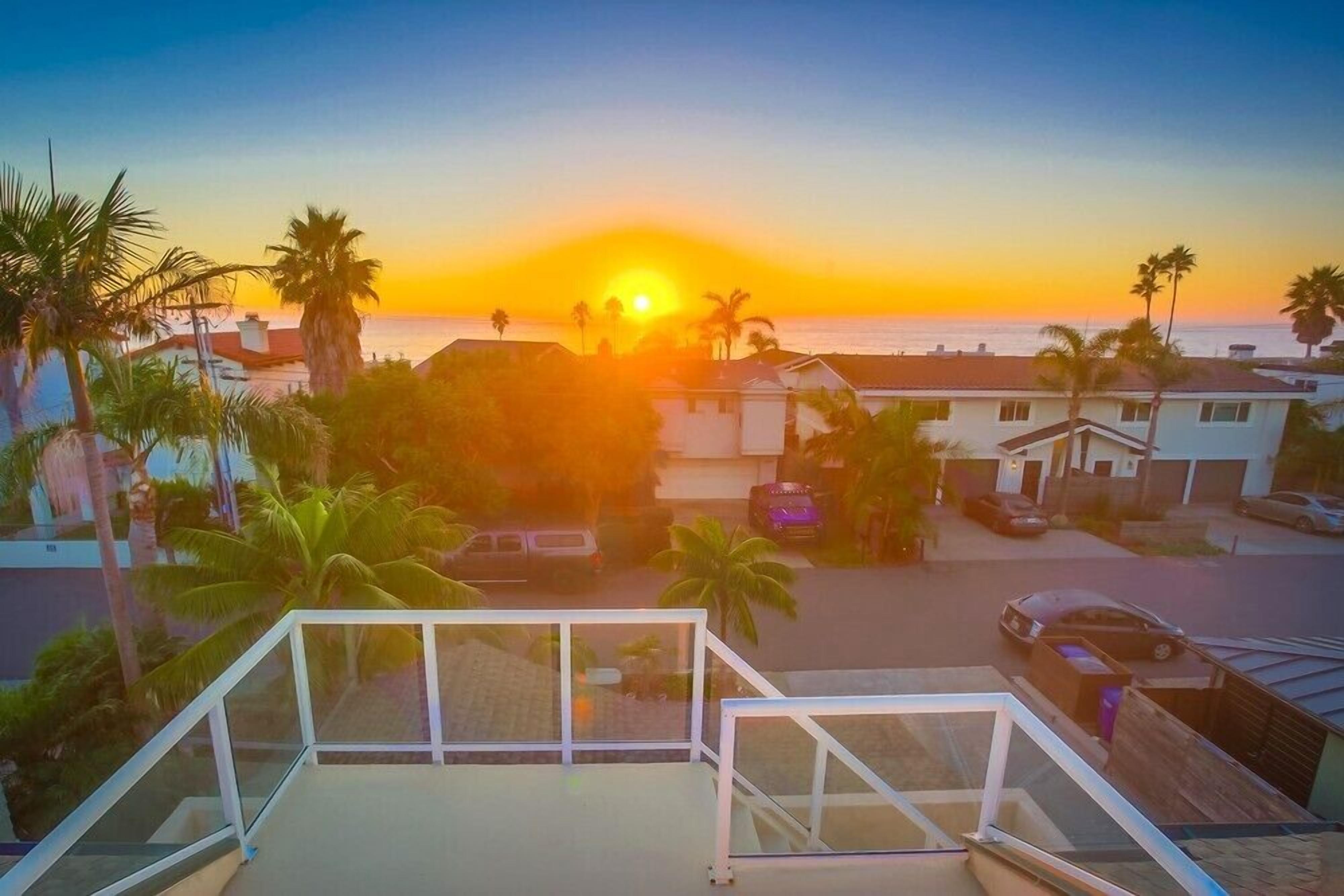 OCEAN VIEW SKY DECK + HOT TUB + 4 OUTDOOR SPACES