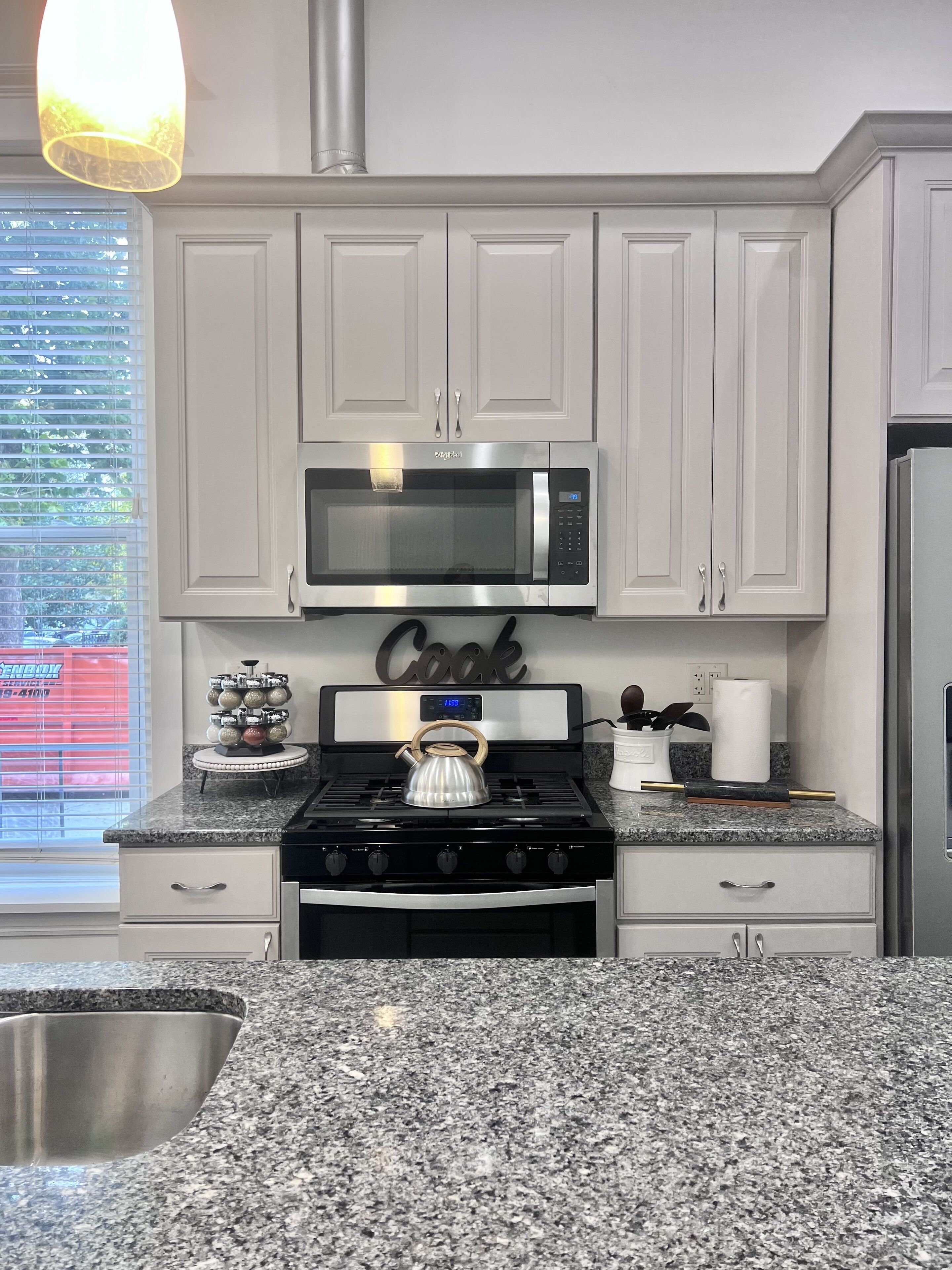 Kylskåp, mikrovågsugn, ugn och spishäll