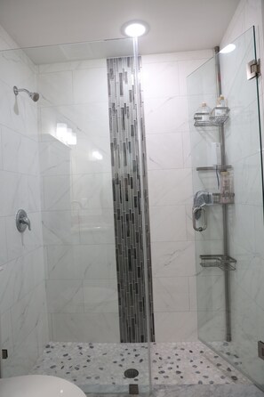 Chuveiro, toalhas de banho, sabonete, shampoo