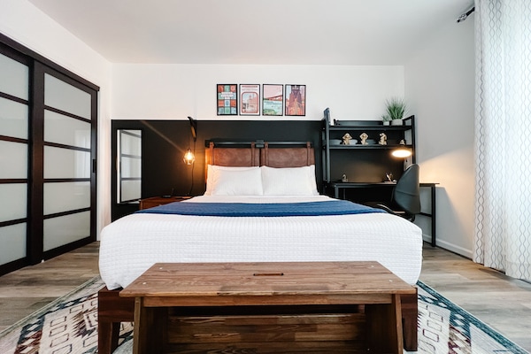 1 dormitori, escriptori, planxa i posts de planxar i wifi