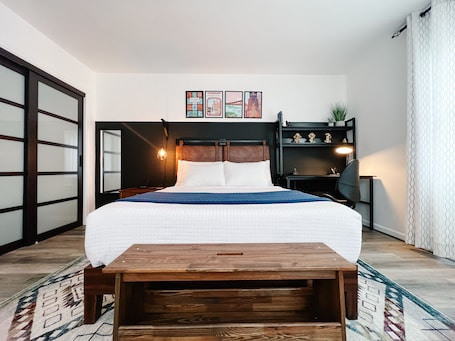 1 habitación, escritorio, tabla de planchar con plancha y wifi . Private Guest house with Parking and Wi-Fi in a Central Location