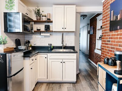 Private Guest house with Parking and Wi-Fi in a Central Location