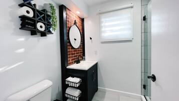 Douche, sèche-cheveux, serviettes fournies, savon