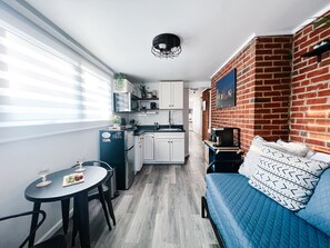 Smart TV - Private Guest house with Parking and Wi-Fi in a Central Location (Richmond)