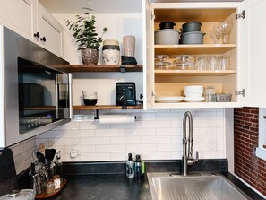 Fridge, microwave, oven, stovetop - Private Guest house with Parking and Wi-Fi in a Central Location (Richmond)