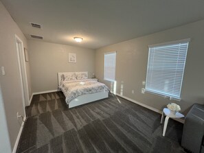 5 habitaciones, tabla de planchar con plancha, wifi y ropa de cama 