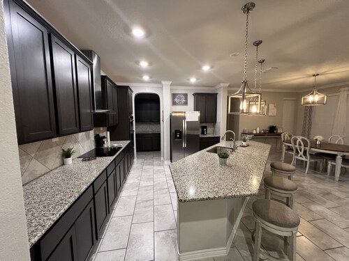 Gorgeous Home centrally located and by Sea world , Six Flags and Downtown. 