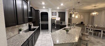 Gorgeous Home centrally located and by Sea world , Six Flags and Downtown. 