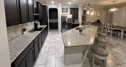 Gorgeous Home centrally located and by Sea world , Six Flags and Downtown.