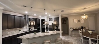 Gorgeous Home centrally located and by Sea world , Six Flags and Downtown.