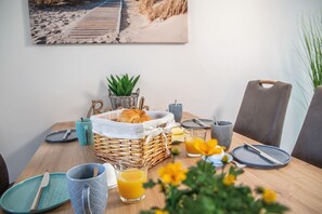 Dining - 50066 "deichkajüte 2" - Deichkajüte 2 - Diese Neuwertige Doppelhaushälfte Bietet Ihnen Höchsten (Wittmund)