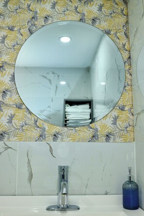 Een douche, een bidet, handdoeken, zeep