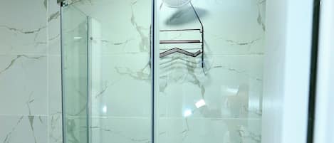 Dusche, Bidet, Handtücher, Seife
