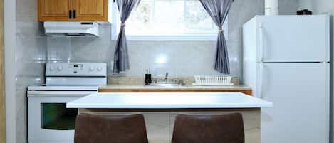 Réfrigérateur, four à micro-ondes, un four, surface de cuisson
