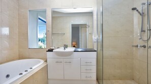 Shower - 2 The Pier - Elegance by the Water (Tea Gardens)