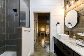 Douche, sèche-cheveux, serviettes fournies, savon