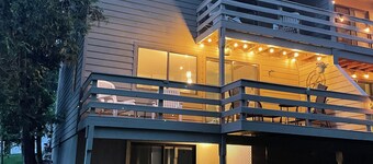 Updated wooded 3 BR end unit condo, sunrise view, pool, trails, close to Lake MI