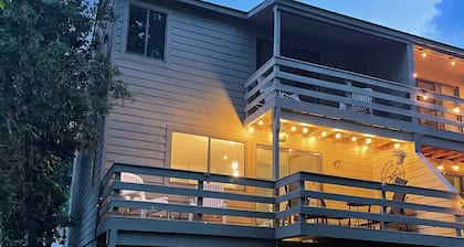 Beautiful Harbor Springs condo! Close to Lake MI, Skiing, Golf, Dining, + more!