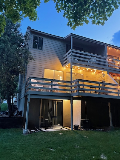 Updated wooded 3 BR end unit condo, sunrise view, pool, trails, close to Lake MI